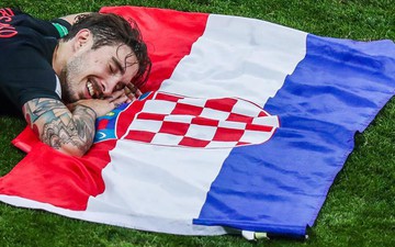 Cặp trung vệ ôm nhau tình tứ, quốc kỳ Croatia biến thành chiếc gối êm ái của hậu vệ Vrsaljko