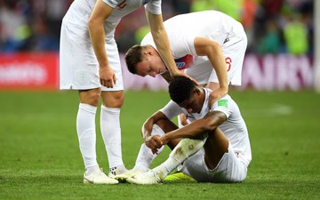 Hiểu sai luật giao bóng, cầu thủ Anh định "đánh lén" khi Croatia ăn mừng