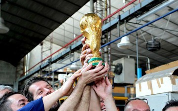 Xưởng sản xuất cúp vàng World Cup sẽ trao cho Pháp hoặc Croatia tối 15/7