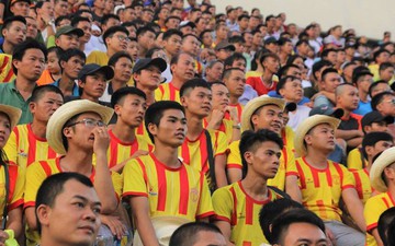 HLV Nguyễn Văn Sỹ nói gì về kế hoạch phủ vàng sân Hàng Đẫy của CĐV Nam Định?  