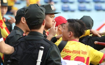 Lực lượng an ninh vất vả làm việc trên khán đài trận Hà Nội FC vs Nam Định 