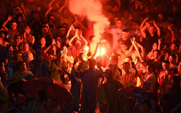 CĐV Nam Định nhảy xuống sân ăn mừng, đốt pháo sáng trên sân Hàng Đẫy
