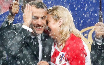 Những khoảnh khắc tình cảm thân mật giữa Tổng thống Pháp và Tổng thống Croatia