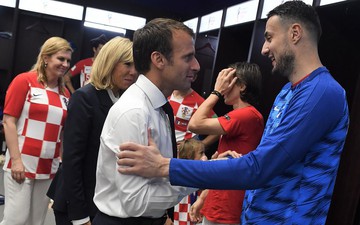 Chuyện hiếm thấy trong bóng đá: Tổng thống Pháp vào phòng thay đồ Croatia động viên đội thua cuộc