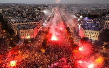 Paris trong vòng xoáy bạo loạn điên cuồng sau chức vô địch World Cup của tuyển Pháp