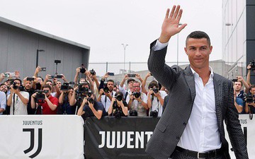 Ronaldo thân thiện chụp hình cùng các đồng đội mới ở Juventus