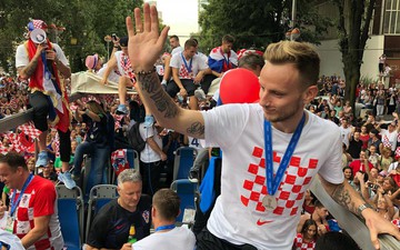 Giống U23 Việt Nam, tuyển Croatia đứng 6 tiếng trên xe buýt mới về đến trung tâm thủ đô