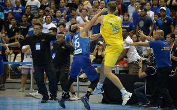 Cầu thủ bóng rổ Australia và Philippines bị phạt nặng sau vụ hỗn chiến kinh hoàng