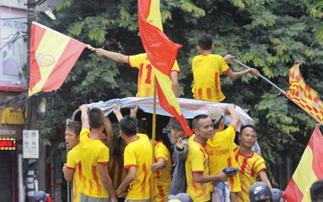 CĐV Nam Định dầm mưa, đứng ngoài SVĐ tiếp lửa cho đội bóng