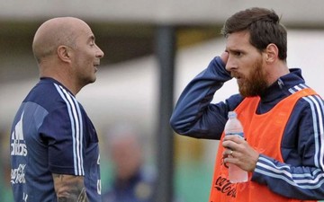 Nhà báo Argentina kể chi tiết vụ Messi và đồng đội phản kháng HLV Sampaoli
