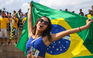 Fan Brazil mở lễ hội tưng bừng đón chào Neymar và đồng đội tới Kazan