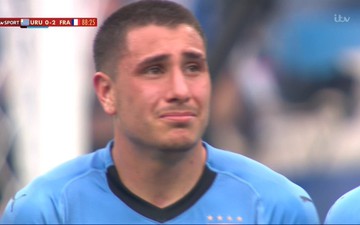 Trung vệ Uruguay bật khóc tuyệt vọng ngay khi trận đấu đang diễn ra