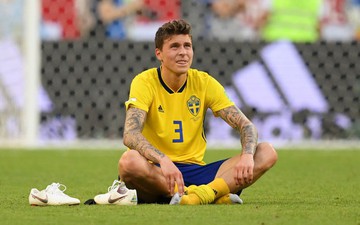 Cầu thủ Thụy Điển suy sụp, CĐV chết lặng trên khán đài sau trận thua Anh
