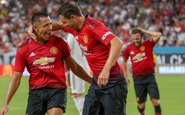 Alexis Sanchez gánh hàng công giúp MU hạ gục Real