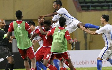 Sốc: U23 Malaysia và U23 UAE hỗn chiến kinh hoàng ngay trên sân
