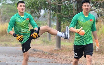 Những thiệt thòi của thủ môn U23 Việt Nam khi tập ở sân bê tông