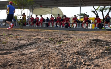 Olympic Việt Nam tập trên mặt sân xấu như "ruộng cày"
