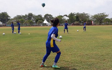Tuyển nữ Việt Nam tập buổi đầu tiên tại Indonesia trên sân bóng chất lượng hơn của Olympic Việt Nam