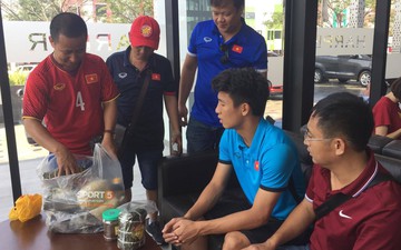 Người hâm mộ mang 17kg "quà quê" đến tận tay cầu thủ Olympic Việt Nam