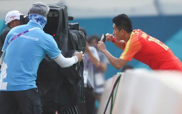 Ghi bàn ở ASIAD, cầu thủ Trung Quốc có màn ăn mừng gây xúc động