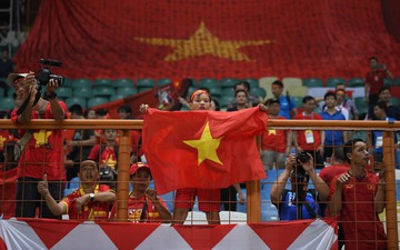 Olympic Việt Nam cảm ơn những khán giả "lặn lội" sang tận Indonesia để cổ vũ đội nhà