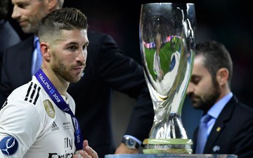 Đội phó cởi bỏ huy chương, đội trưởng Real trầm ngâm nhìn gã hàng xóm ăn mừng Siêu cúp châu Âu