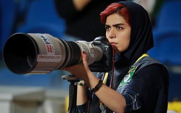 Bị cấm vào sân, nữ phóng viên ảnh Iran mang “súng ống" hạng nặng lên mái nhà tác nghiệp