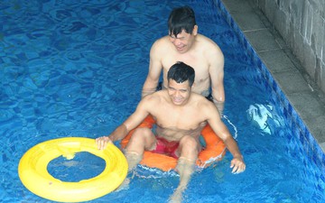 Đức Chinh tinh nghịch, Olympic Việt Nam thư giãn bên bể bơi sau trận thắng Nhật Bản
