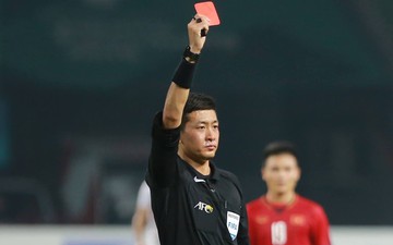 Trọng tài rút thẻ đỏ đuổi cầu thủ Bahrain rất có duyên với Olympic Việt Nam tại ASIAD 2018