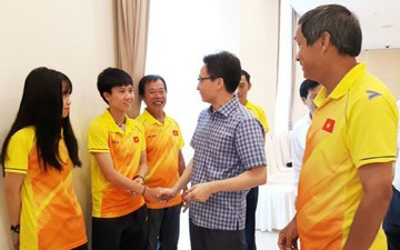 Phó Thủ tướng Chính phủ Vũ Đức Đam gặp mặt đội tuyển nữ Việt Nam