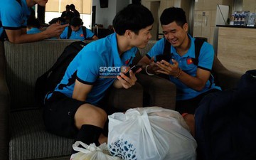Công Phượng, Đức Chinh tươi cười nô đùa khi đội di chuyển sang khách sạn mới, sẵn sàng cho trận gặp Olympic Hàn Quốc