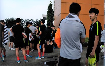Son Heung-min trò chuyện vui vẻ cùng đồng đội, tự tin trước trận gặp Olympic Việt Nam 