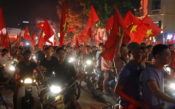 Từ Hàng Đẫy đến Bờ Hồ, cả Hà Nội chìm trong lửa đỏ ăn mừng chiến thắng của Olympic Việt Nam