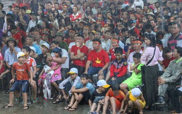 NHM tại quê nhà Văn Toàn đội mưa cổ vũ cho đội tuyển Olympic Việt Nam 