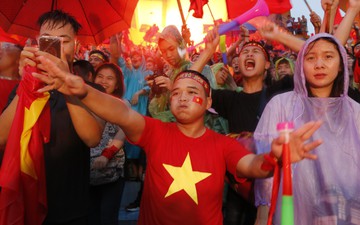 Mặc kệ thắng thua, mưa gió, người hâm mộ vẫn cháy hết mình vì một Olympic Việt Nam bất khuất