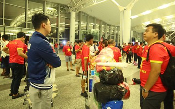 Cổ động viên phủ đỏ sân bay, sẵn sàng tiếp lửa thầy trò HLV Park Hang-seo tại Indonesia