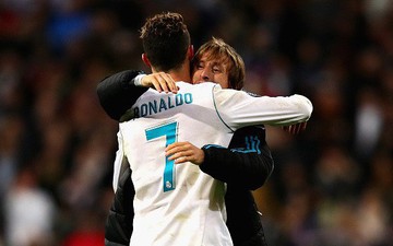 Người đại diện của Ronaldo gọi UEFA là "trò hề" vì không trao giải cao quý nhất cho CR7