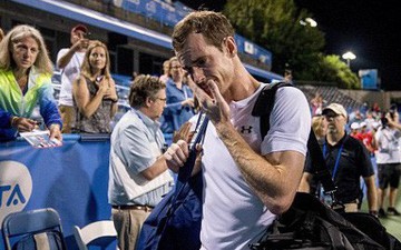 Andy Murray khóc nức nở sau trận đấu kéo dài tới 3 giờ sáng, bỏ cuộc ở tứ kết Citi Open