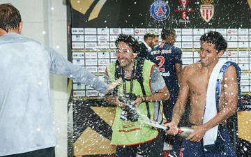 Hủy diệt Monaco trong trận Siêu cúp Pháp, Neymar cùng đồng đội đột kích phòng họp báo và tưới bia lên đầu HLV Tuchel