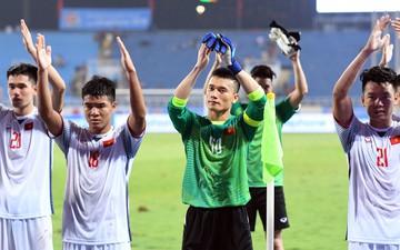 Cầu thủ U23 Việt Nam cảm ơn khán giả sau khi vô địch sớm Cup Tứ Hùng