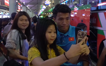 Video: Olympic Việt Nam khiến sân bay Tân Sơn Nhất "náo loạn"