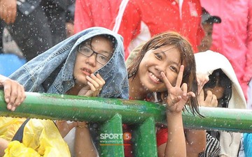Người hâm mộ đội mưa xem Olympic Việt Nam tập luyện