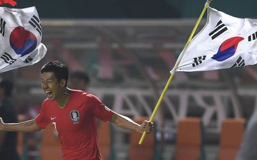 Son Heung-min cầm 2 lá cờ chạy khắp sân, nháy mắt tinh nghịch trên bục nhận HCV ASIAD