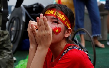 Từ cái chắp tay cầu nguyện tới khóe mắt đỏ hoe của người hâm mộ vì Olympic Việt Nam gục ngã