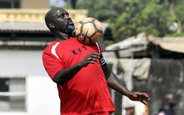 Tổng thống Liberia George Weah xỏ giày đá bóng ở tuổi 51