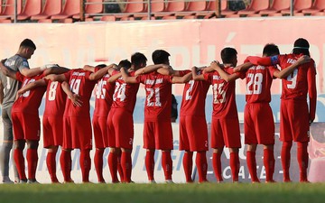 Văn Lâm và các đồng đội cúi đầu tri ân cổ động viên đặc biệt của Hải Phòng FC