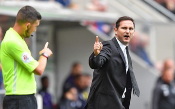 HLV Lampard bị đuổi khỏi sân vì 'nắn gân' trọng tài