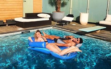 'Bệnh binh' của Liverpool thư giãn tại bể bơi cùng cô bạn gái nóng bỏng