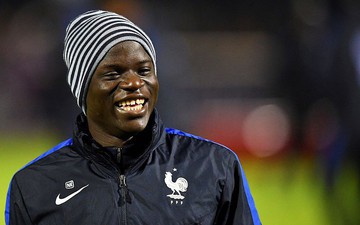 Lỡ tàu về Pháp, Kante vào nhà người lạ đá FIFA