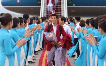 Đội tuyển Olympic Việt Nam đặt chân về nước sau ASIAD 2018